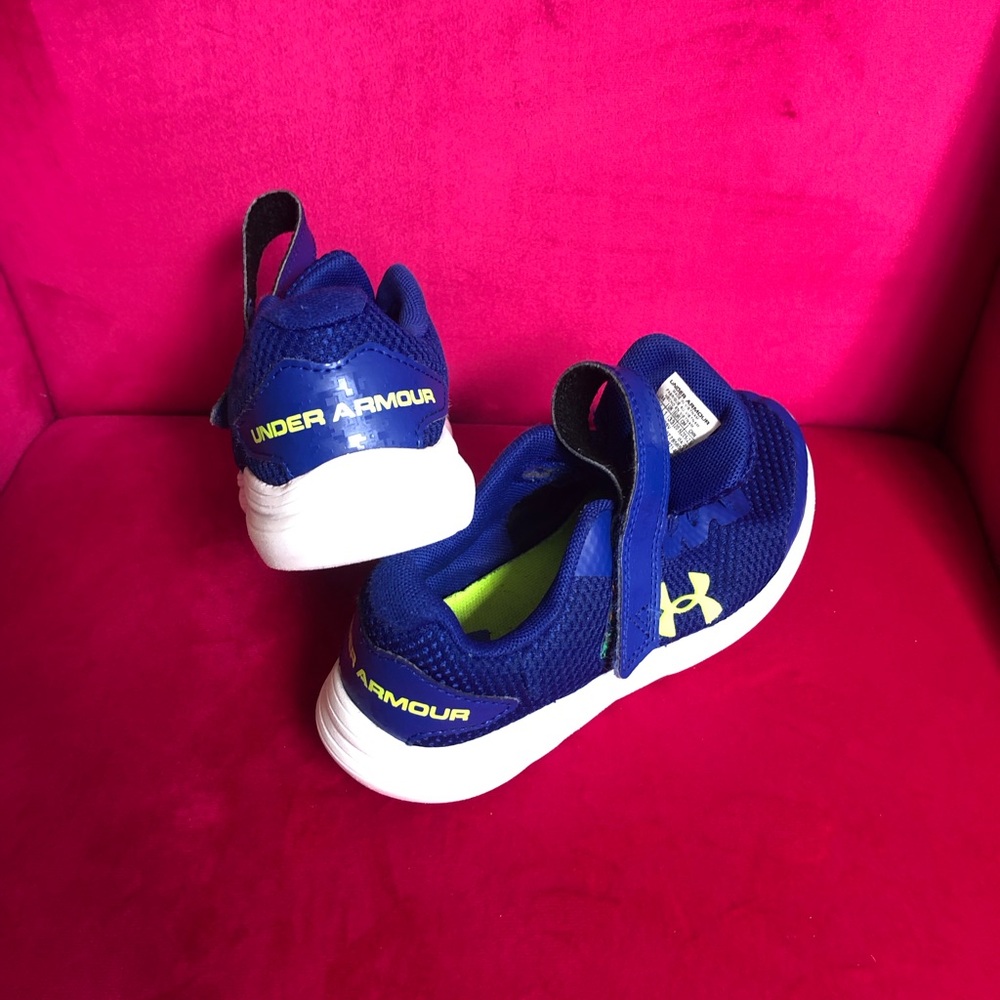 Boys Under Armour shoes like new size 1.5